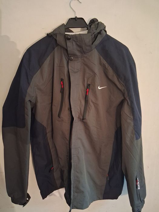 Куртка Nike хорошо в дождь.