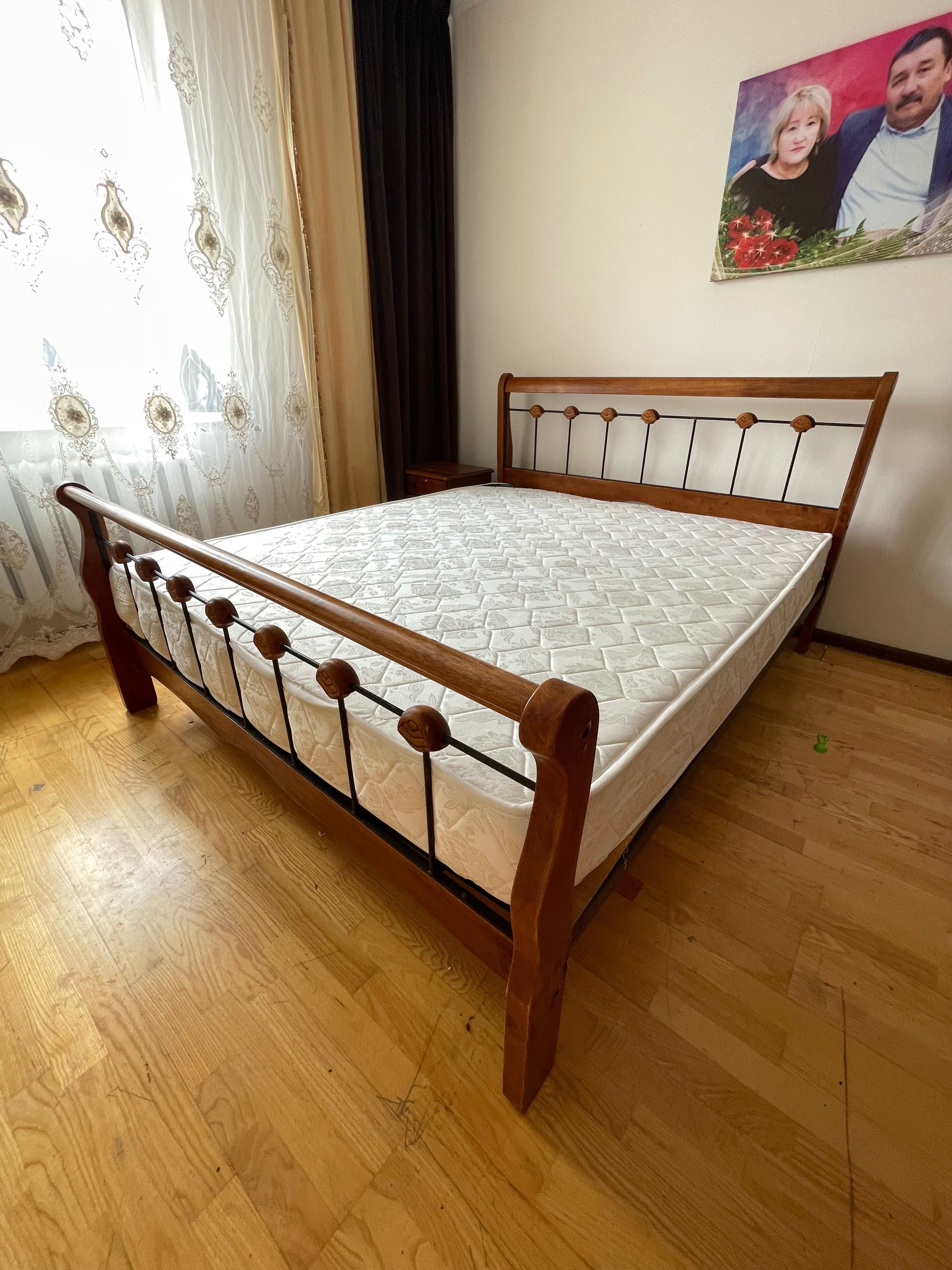Кровать 2х спальная с 2 тумбочками