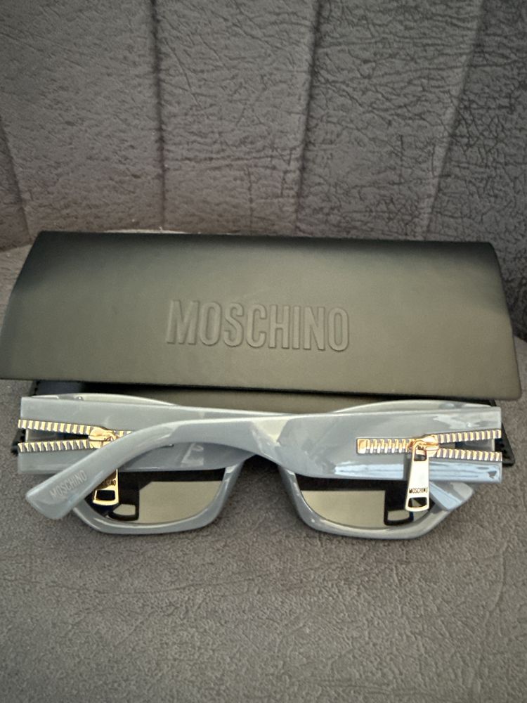 Слънчеви очила MOSCHINO