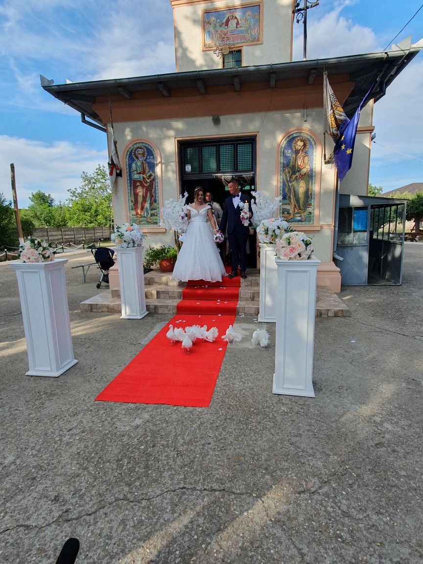 Porumbeii albi și aranjamente  florale
