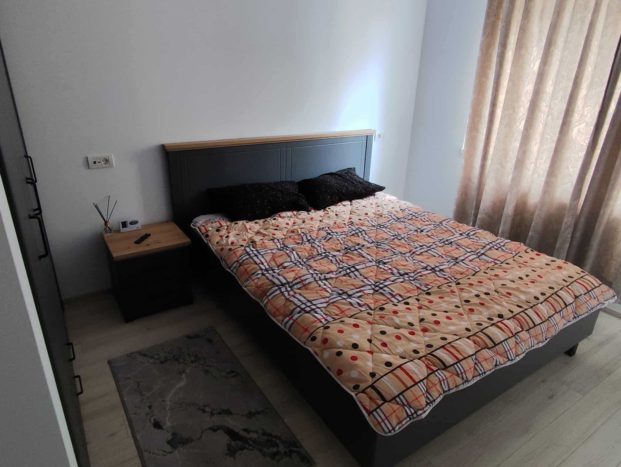 Inchiriez apartament zona Coresi