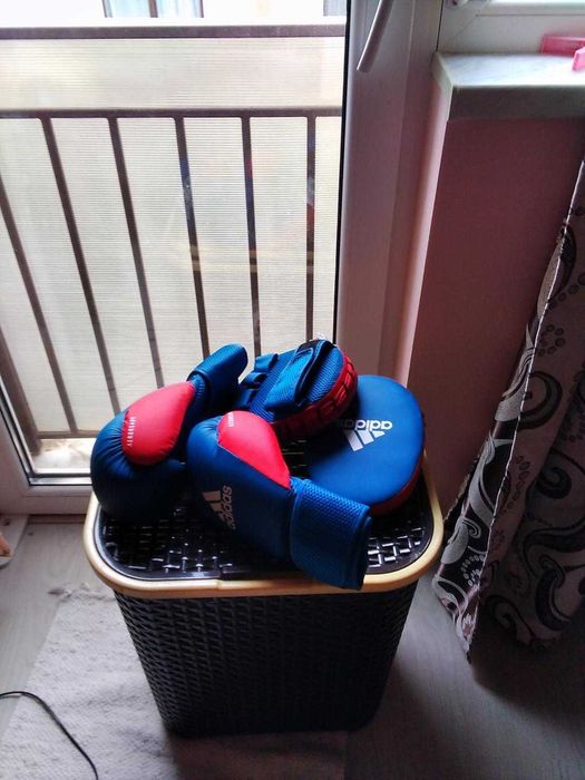 Vand set Adidas pentru antrenament box copii peste 10 ani