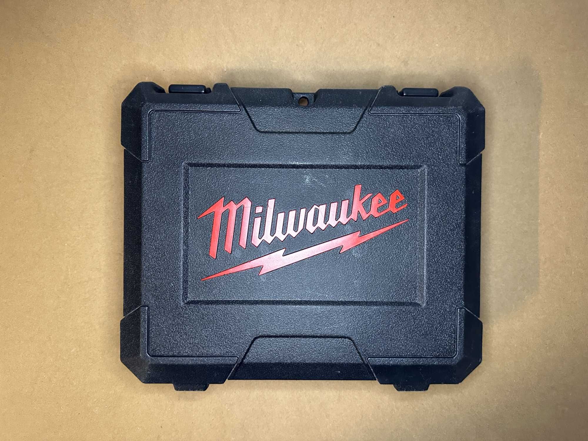 Milwaukee Акумулаторен Винтоверт M18 CBLID-402C + батерия + зарядно