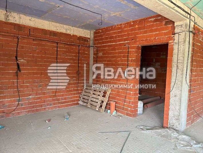 Просторна къща с двор