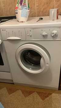 Продам рабочую стиральную машину Indesit