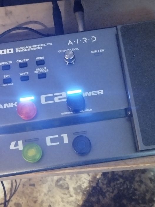 Продавам китарен процесор Boss gx100