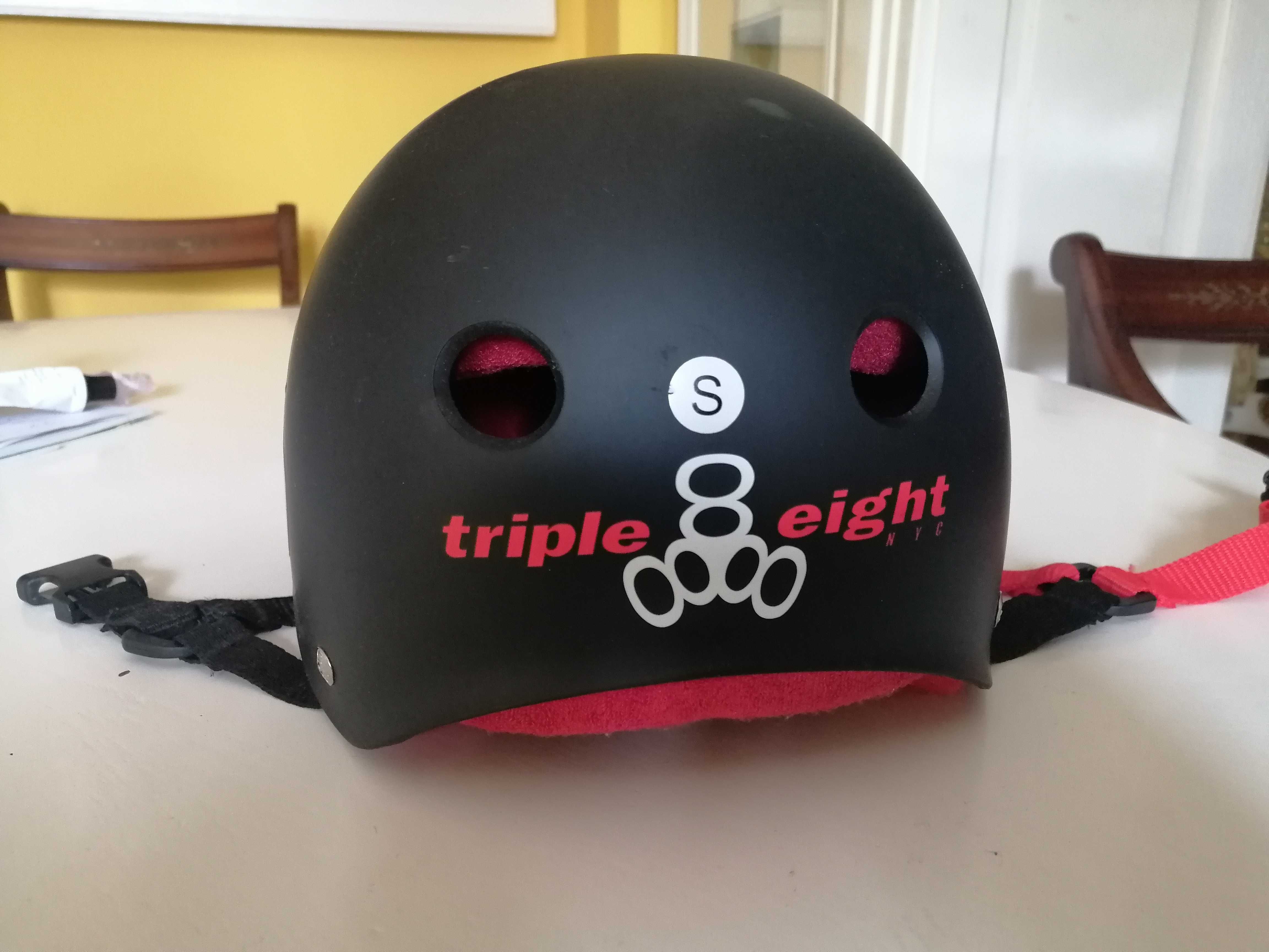 Каска с комплект предпазители  на фирмата Triple Eight.
