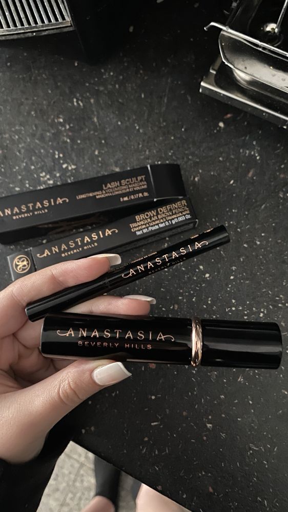 Продукти за вежди и мигли на Anastasia Beverly Hills