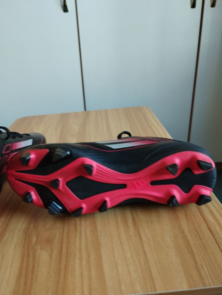 Футболни обувки Adidas 40 номер 25см. Нови