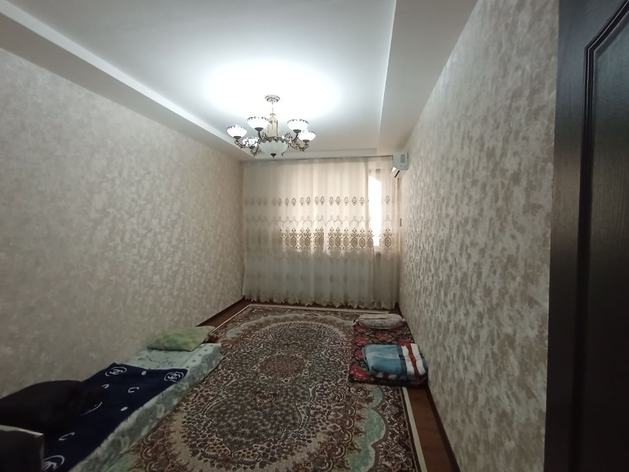 Qorasuv 6 Avayhon mahallada 2/3/3 uy srochna sotiladi ,yevro remont