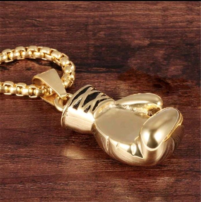 Colier cu forma unei mănuși de box.