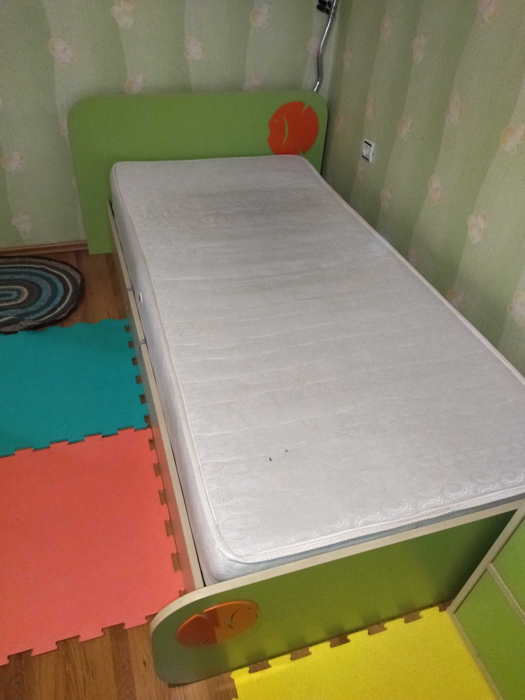Легло, гардероб и скрин за детска стая