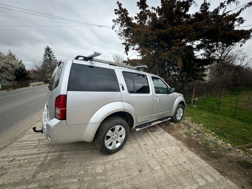 Nissann pathfinder 7 locuri carlig