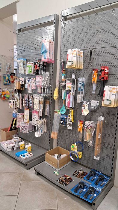 Стенен магазинен стелаж с перфориран гръб