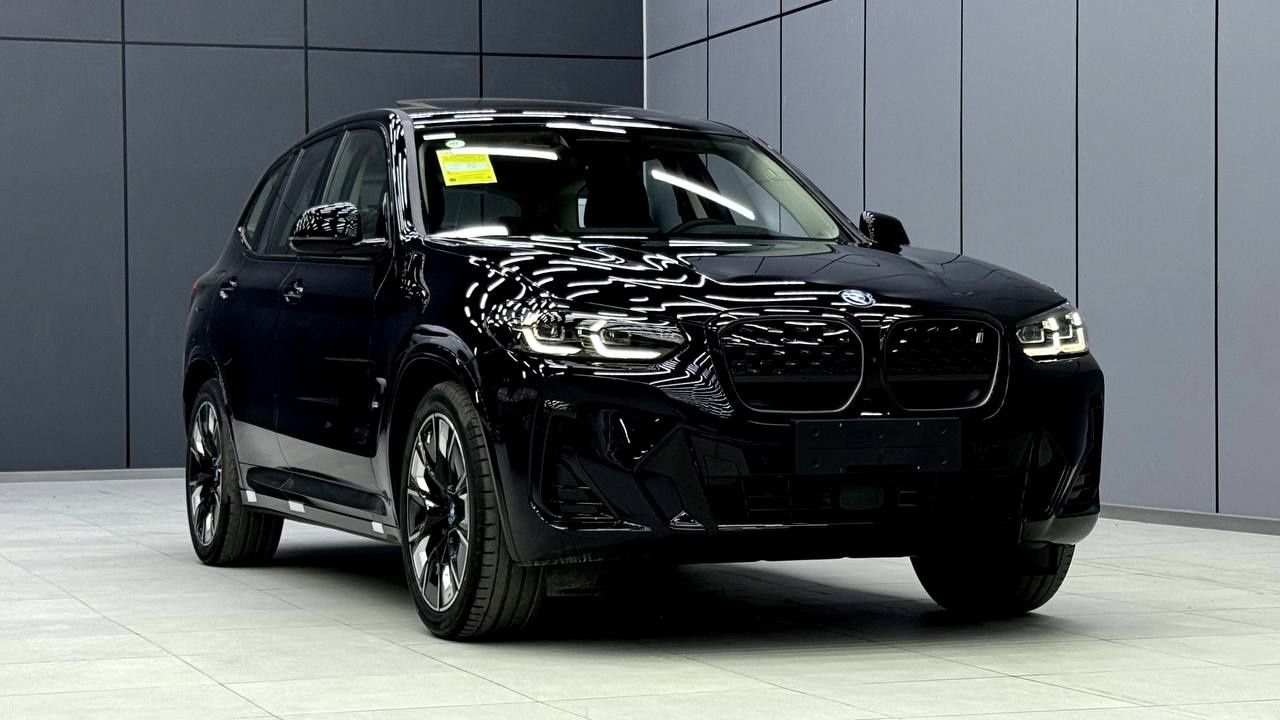 BMW IX3 electrocar 2025