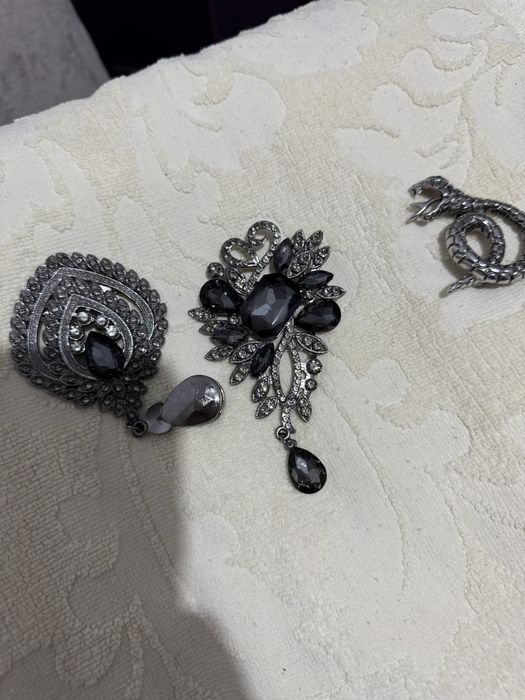 Брошки новые с камнями 3 штуки красивые Всё за 1000 тенге