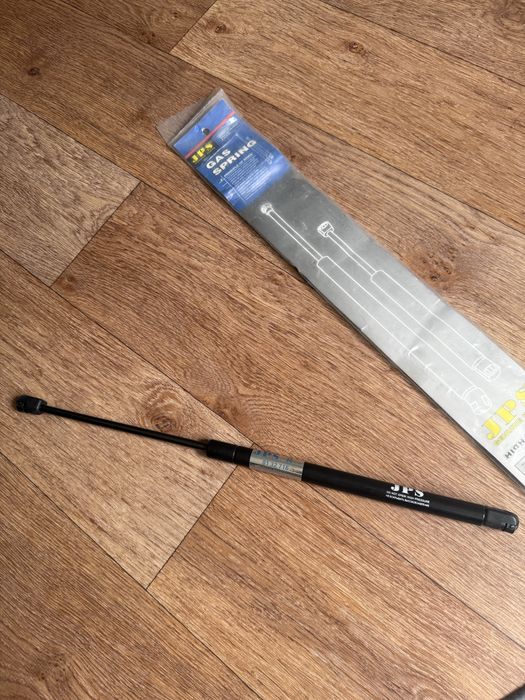 амортизатор передний  капот audi q7 2006