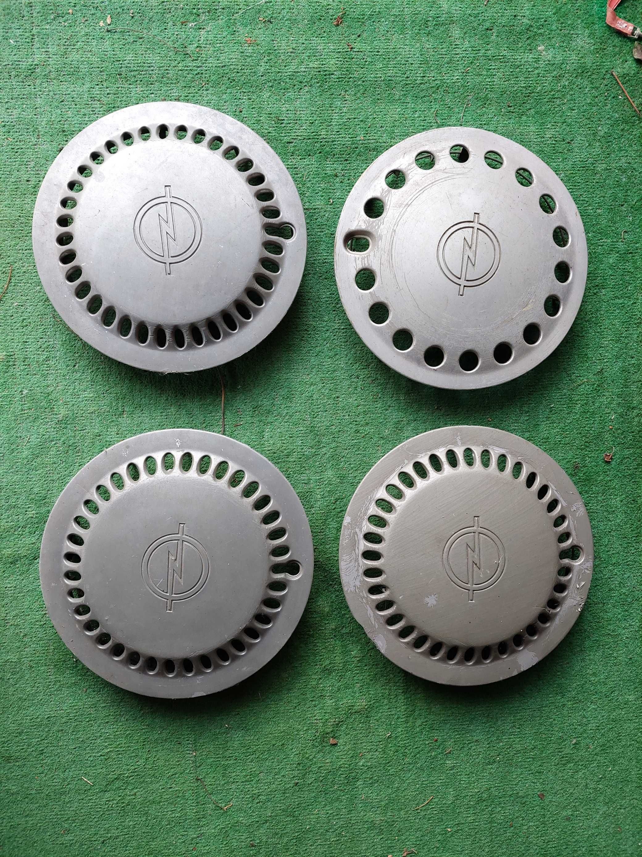 Set 4 capace roti originale GM Opel pe 13 , pret 40Lei