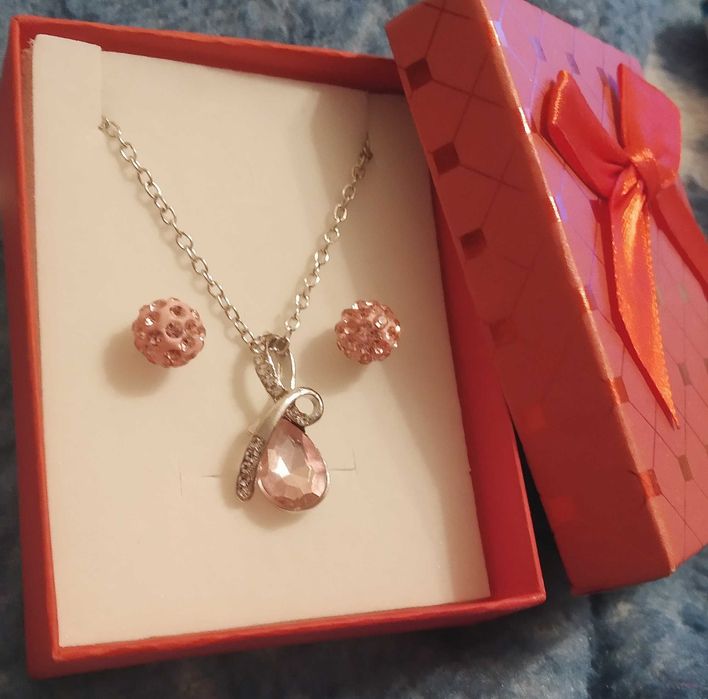 Чисто нов,дамски,, сребърен комплект в подаръчна кутия.