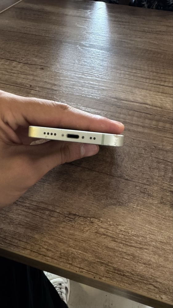 iPhone 12 mini.