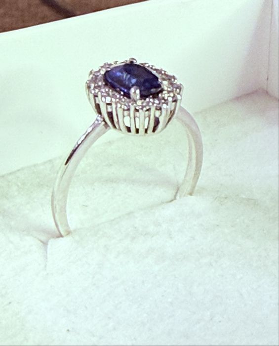 Дамски пръстен бяло злато , брилянти и сапфир