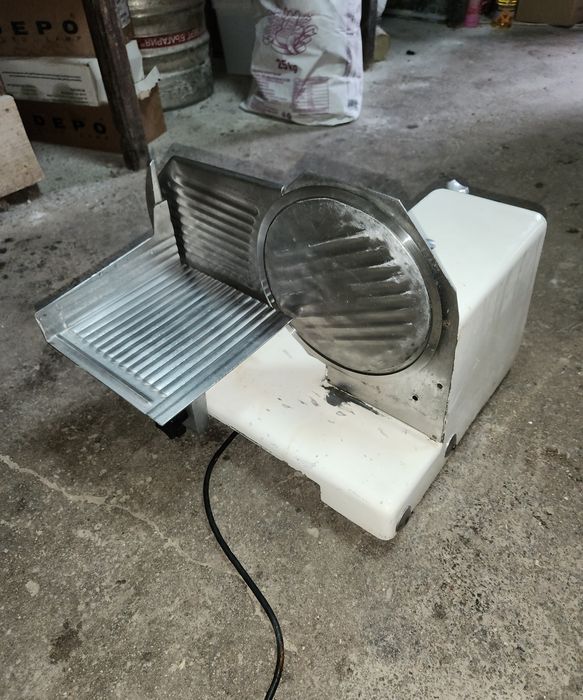 Продавам професионална колбасорезачка