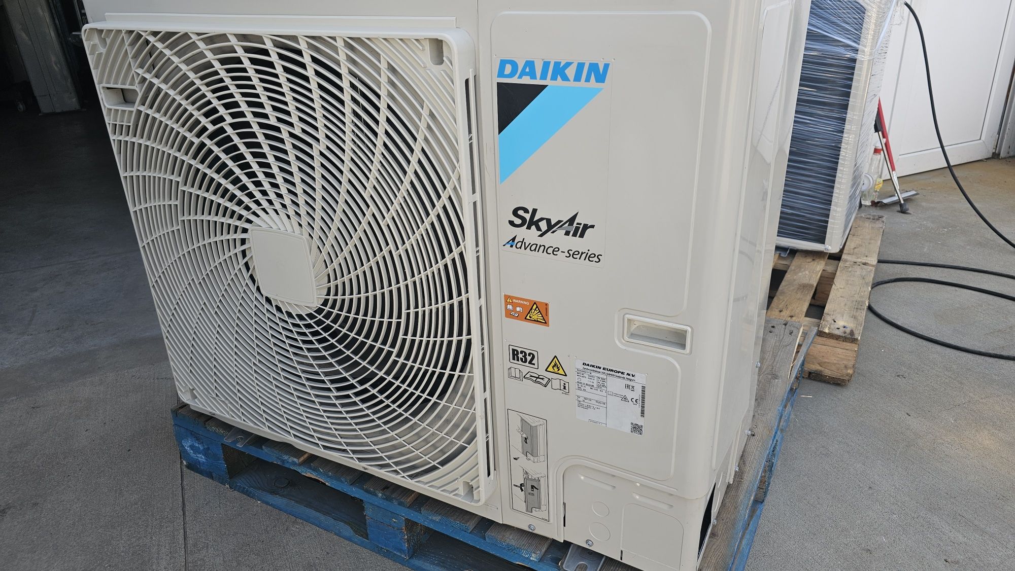 Daikin SkyAir 22kw външно тяло за направа на термопомпа  перфектно