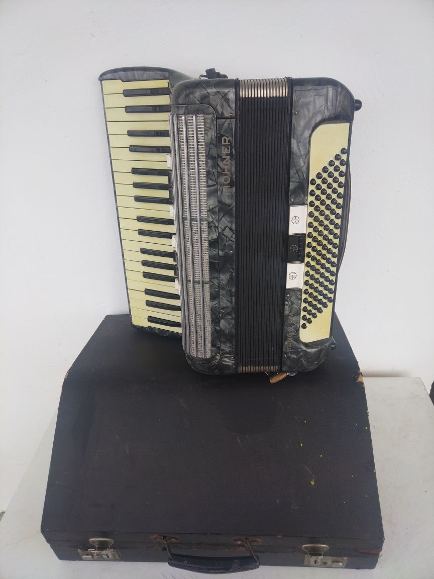 Акордеон Hohner Tango II M 96 баса 3 регистъра с куфар 
96 баса / 3 ре