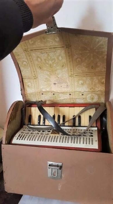 Стар руски акордеон в куфар
