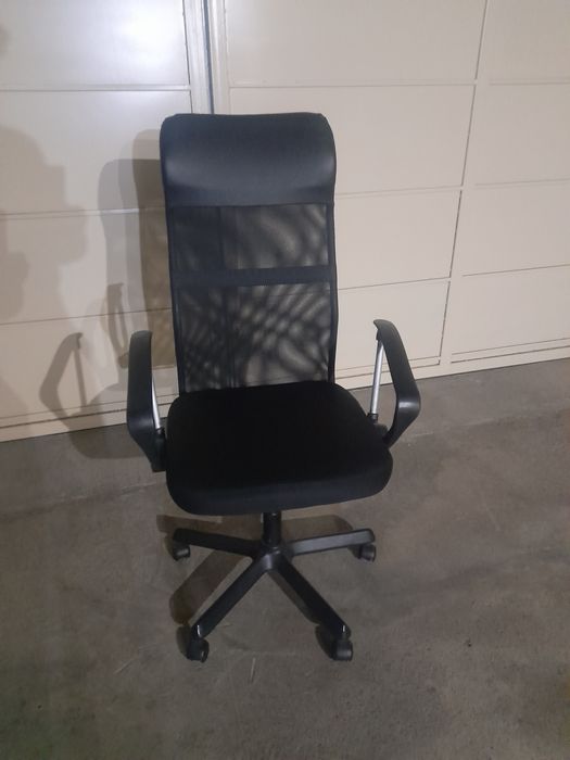 Продаются офисное  кресло в нормальной состоянии.