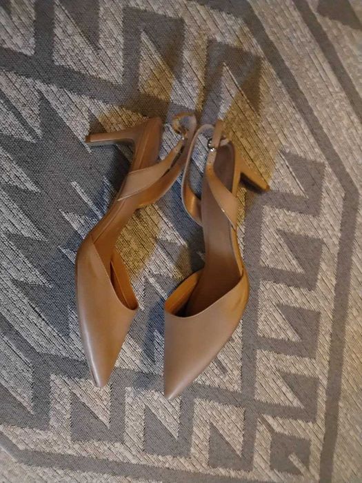 Туфли женские на каблуке  - черные  лаковые и бежевые .  Размер 43-44