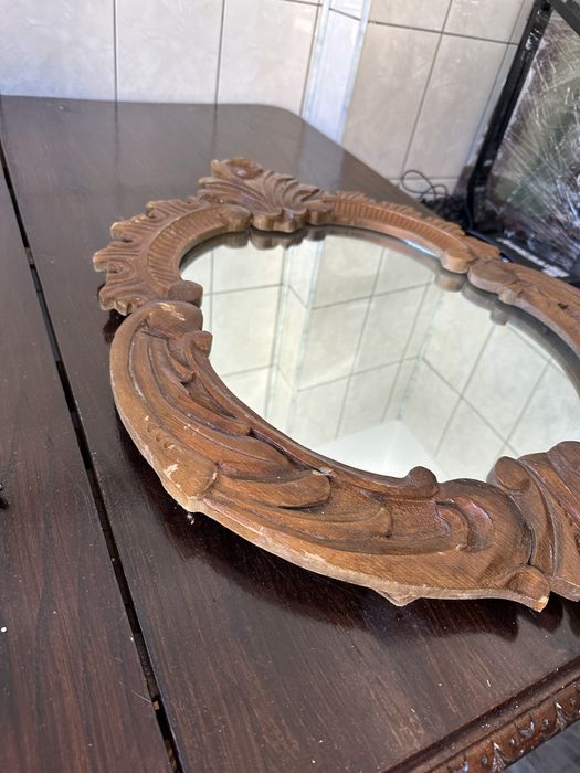 Oglinda cu lemn sculptat
