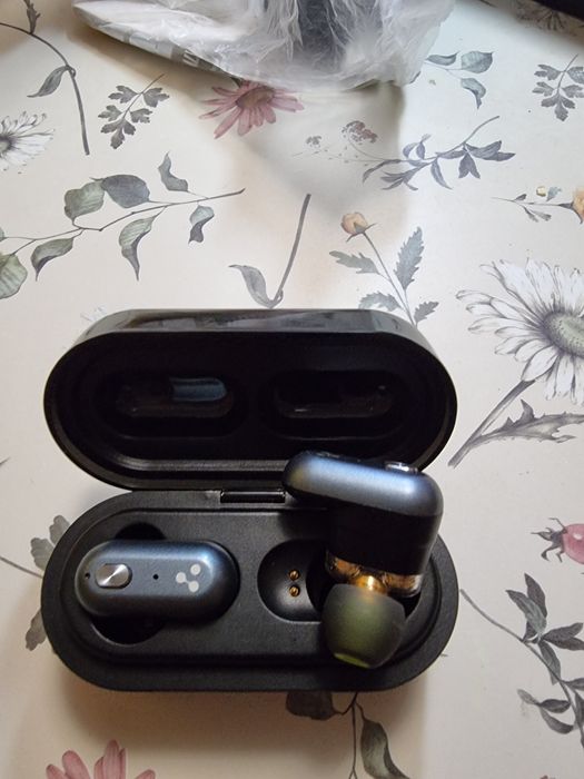 Vând casti wireless