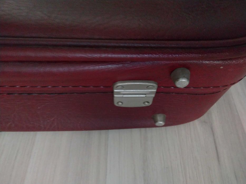 Geamantan visiniu din piele