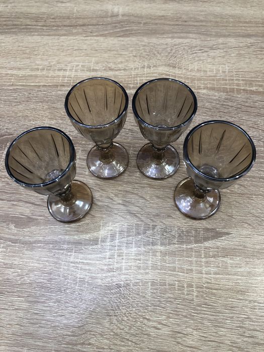 Граненая рюмка на ножке