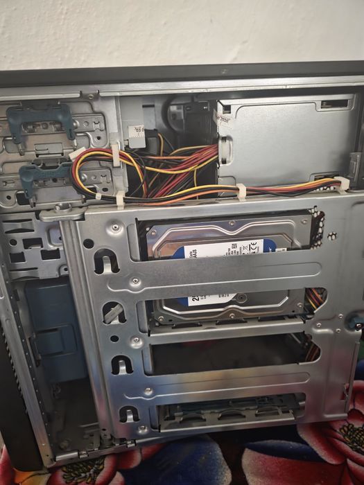 Vând calculator Folosit puțin