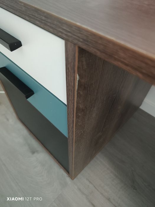 Бюро от серията Равен на Айко