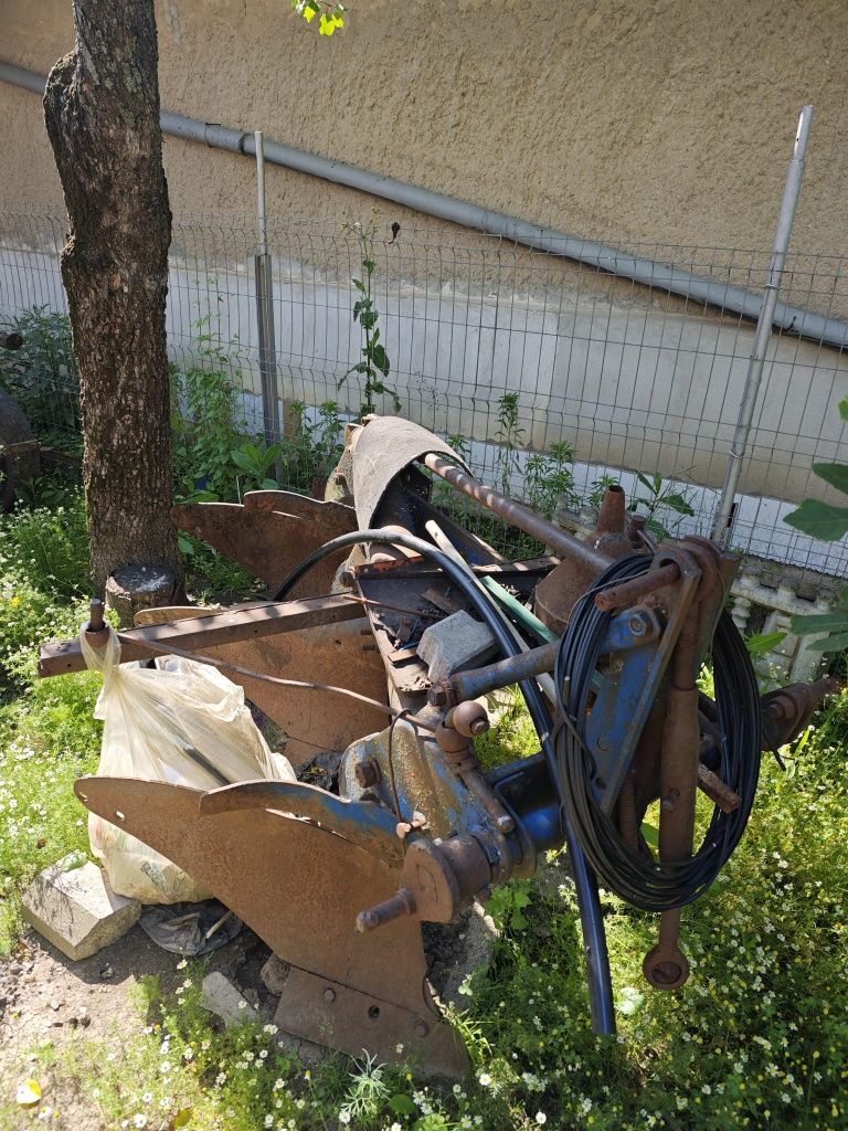 Vând Tractor U650+plug