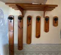 Дървена закачалка за стена