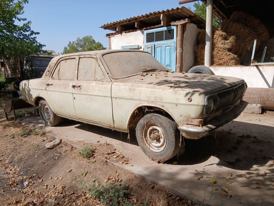 Волга газ 24 сотилади.