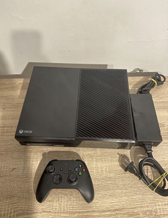Xbox one X 1 Tb + 2 controllere
