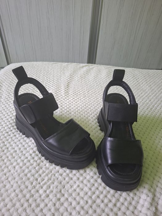 Sandale din piele cu platforma