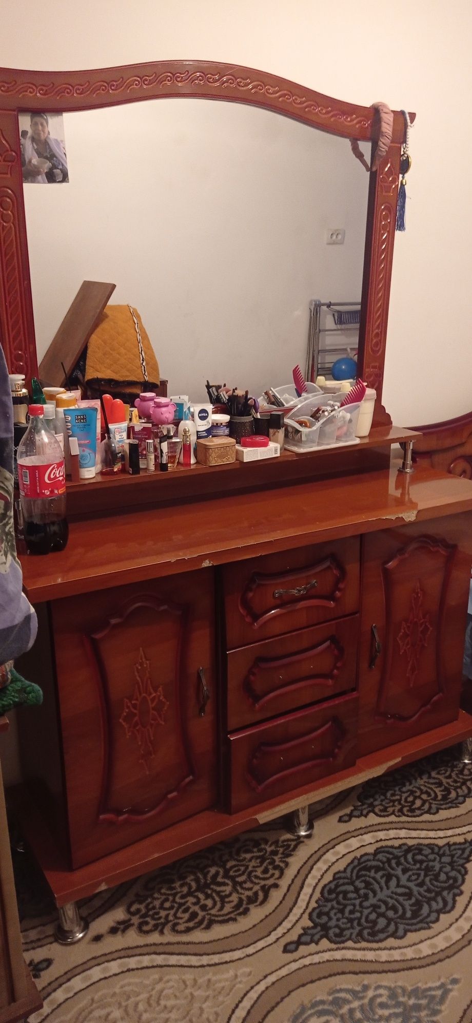 Spalni mebel oyna ikkita tumbasi bor
