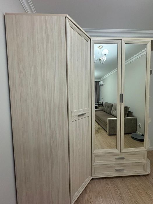 Угловой шкаф отличного качества — вместительный, в отличном состоянии