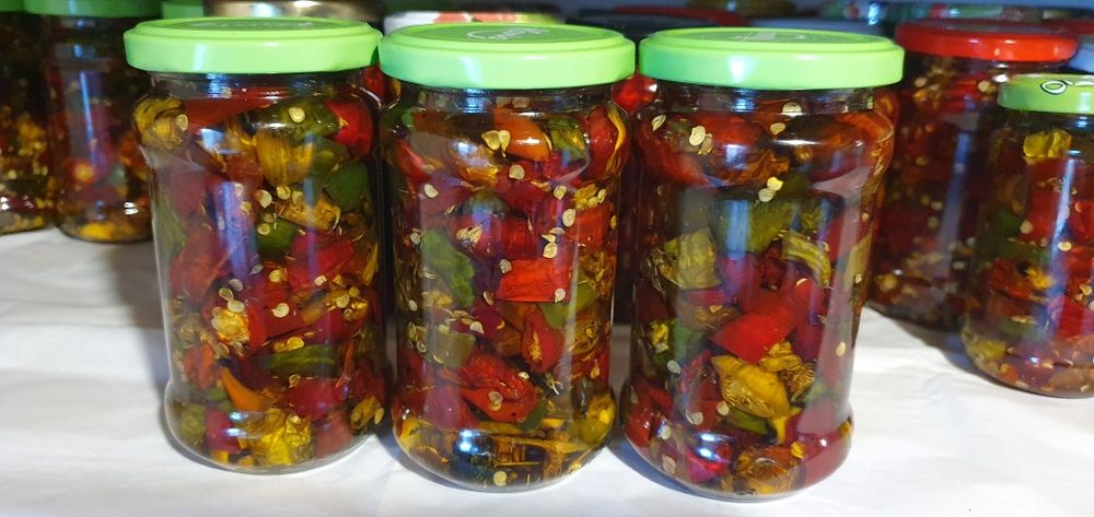 Ardei iuți uscați în ulei de floarea soarelui