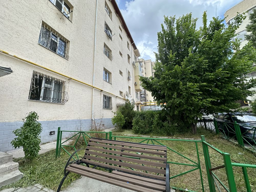 Продается 2-комн. квартира, мкр Нурсат (с подвал. помещением)