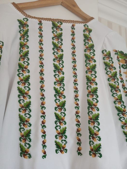 Camasa traditionala cusuta manual cu margele