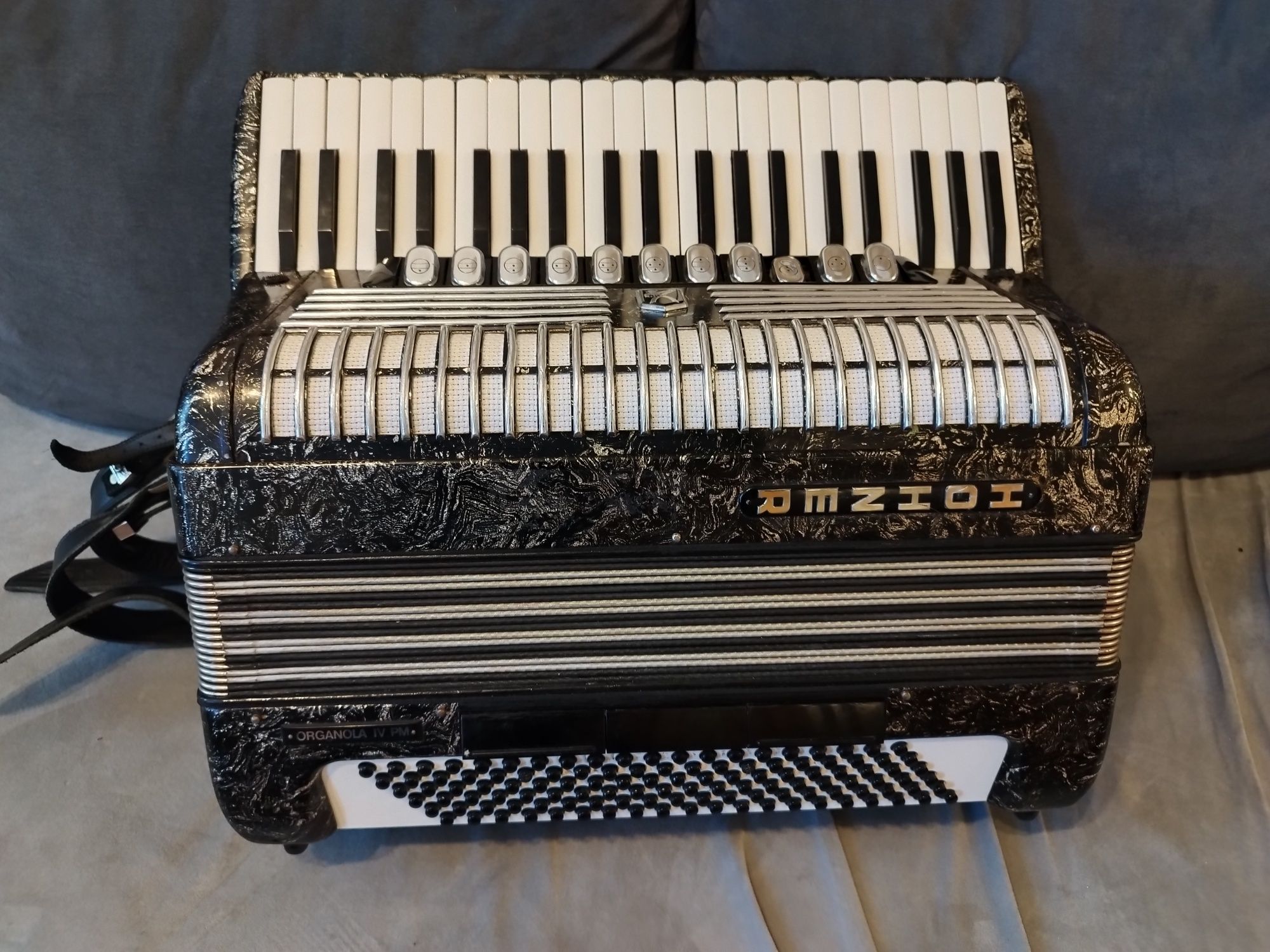 Vând acordeon Hohner Organola IV PM,120 bași