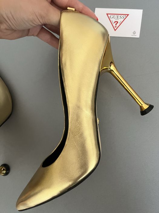 Златни обувки на висок ток Guess