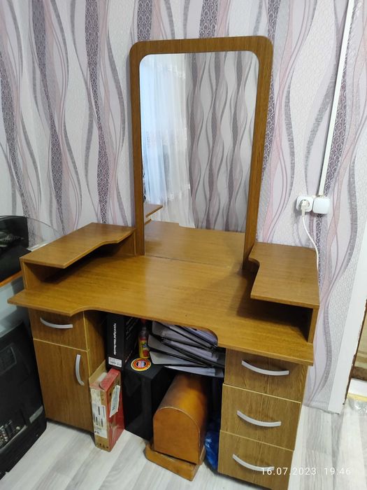 Трюмо в отличном состоянии продам